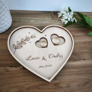 Tácek na prstýnky 💍 Okamžik, kdy si řeknete „ano“. Srdce, na kterém spočinou vaše prstýnky. Jména, datum, vzpomínka na...